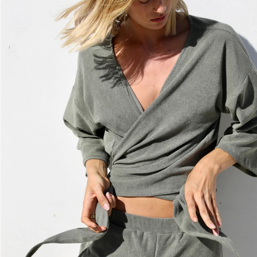 Simone Fan Shaved Terry wrap top fern green